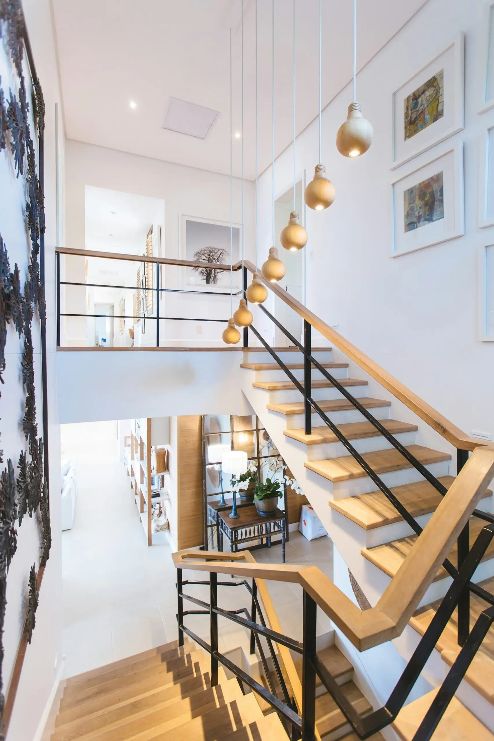 Intérieur moderne avec escalier et suspensions lumineuses