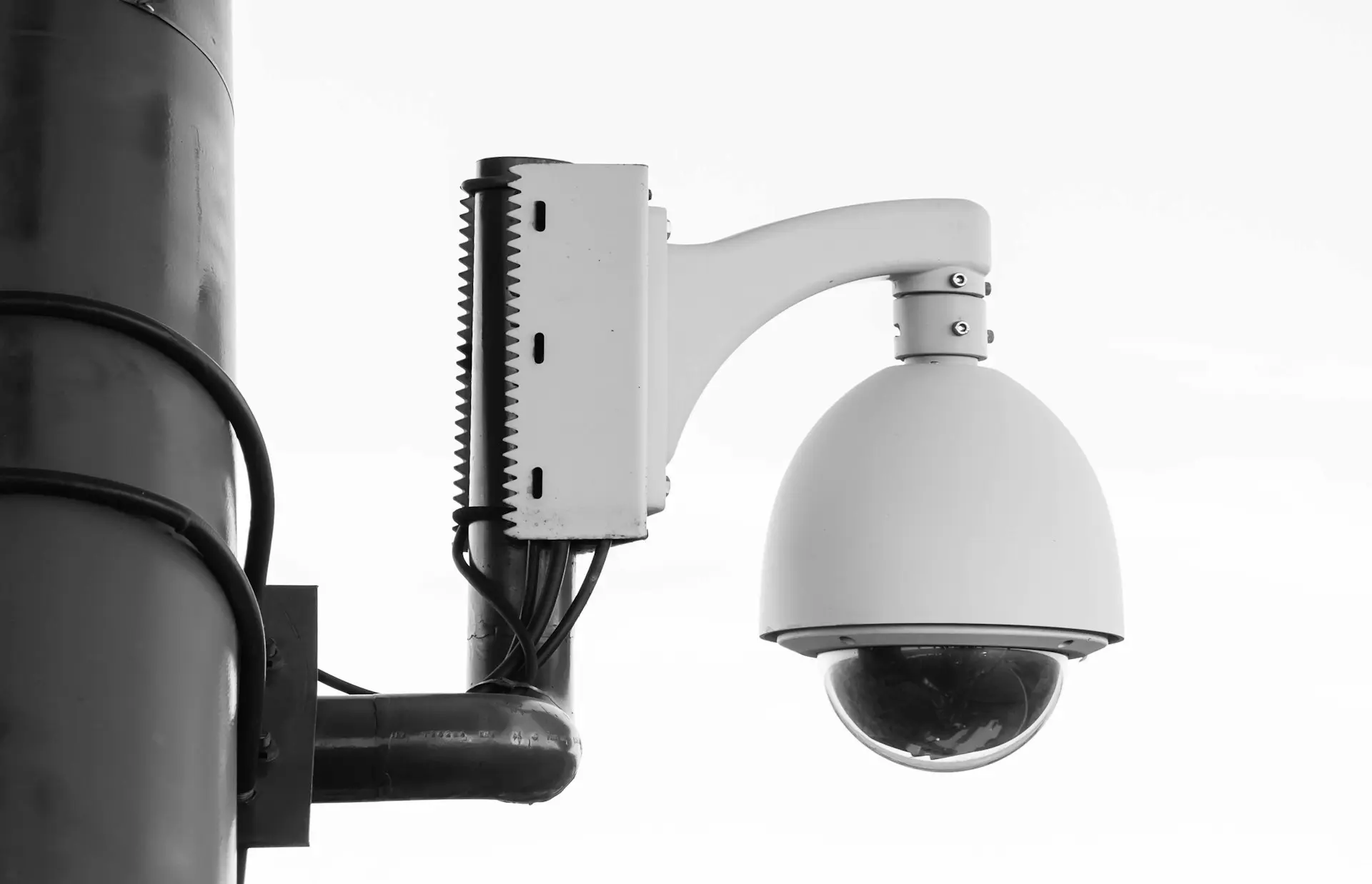 Caméra de surveillance dôme fixée sur un mât
