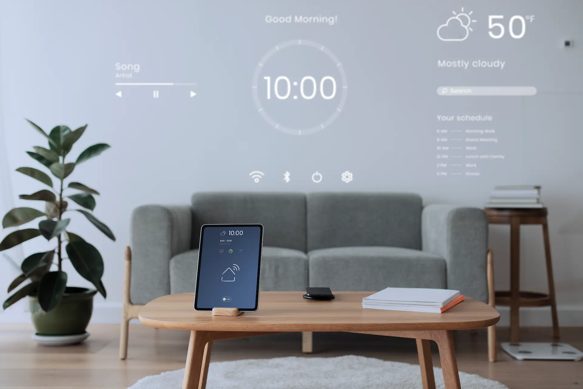 Salon connecté avec un écran de domotique affichant l'heure et la météo