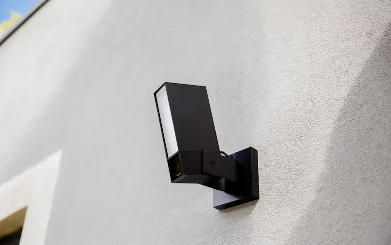 Caméra de sécurité extérieure fixée sur un mur