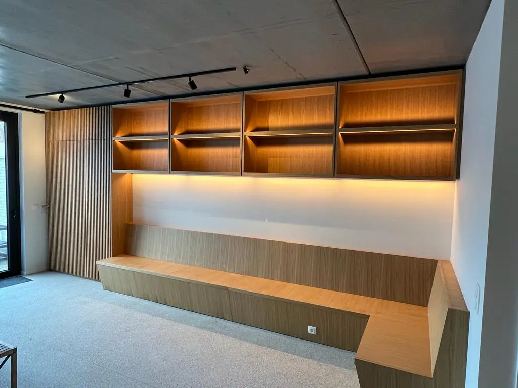 Meuble en bois avec éclairage LED intégré