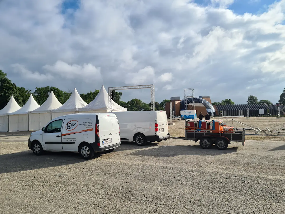 Camionnettes VD Tec au Ronquières Festival, devant les chapiteaux