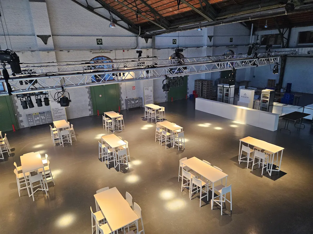 Salle de dégustation aux tables éclairées par des projecteurs suspendus