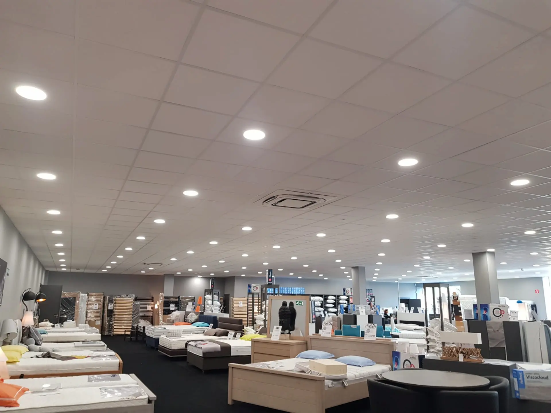 Magasin de literie équipé de luminaires de plafond par VD Tec
