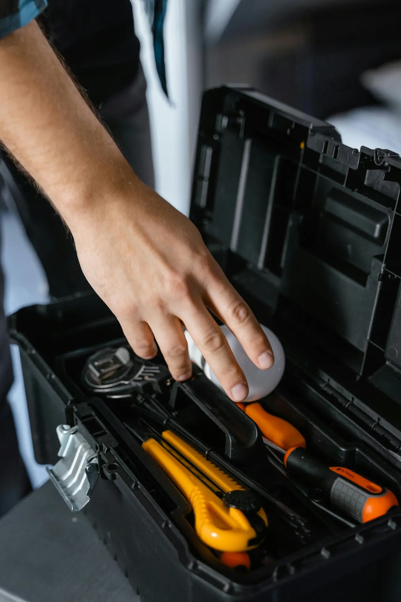 Caisse à outils d'électricien ouverte