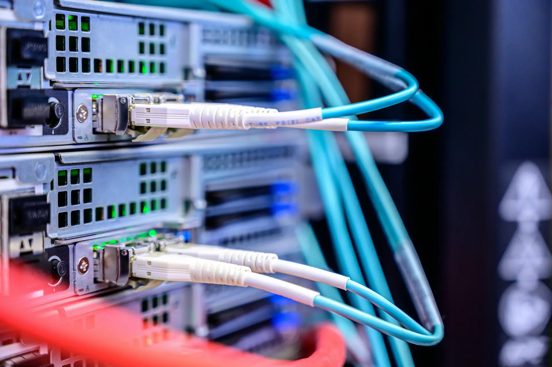 Câbles de fibre optique branchés sur des serveurs